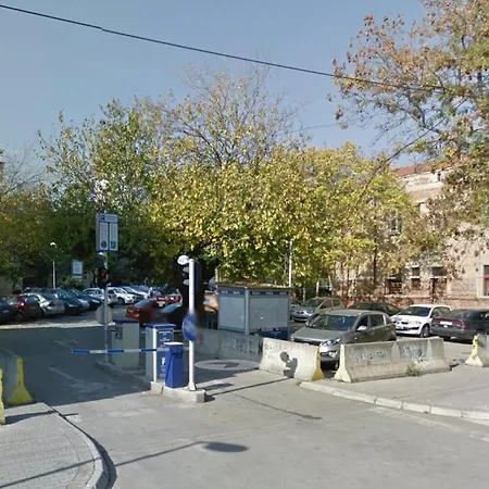 New 1 Bedroom In Center - Free Parking *