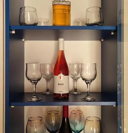 New 1 Bedroom In Center - Free Parking *