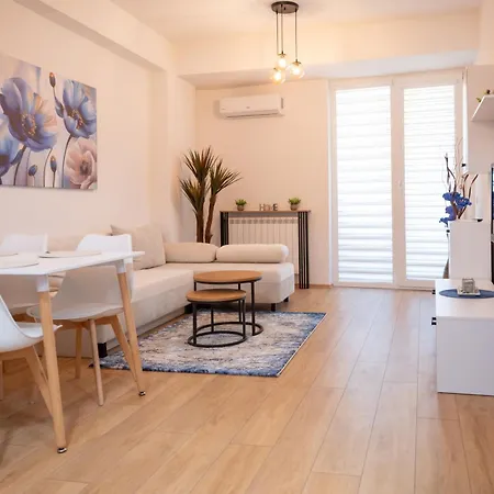 New 1 Bedroom In Center - Free Parking *