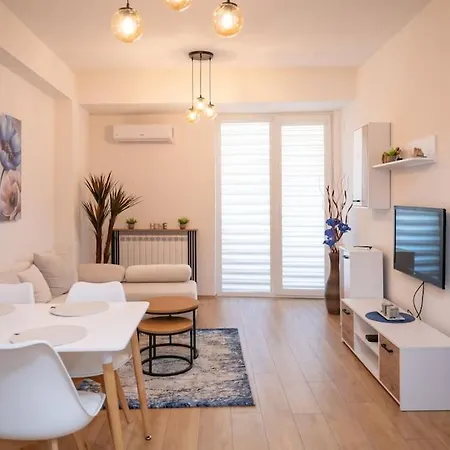 New 1 Bedroom In Center - Free Parking Apartment