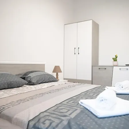 New 1 Bedroom In Center - Free Parking Apartment *