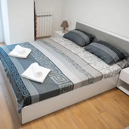 New 1 Bedroom In Center - Free Parking Скопье
