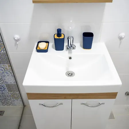 New 1 Bedroom In Center - Free Parking *