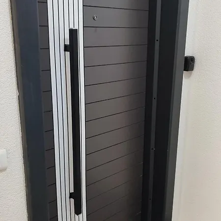 New 1 Bedroom In Center - Free Parking Apartment *
