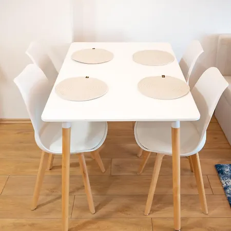 New 1 Bedroom In Center - Free Parking