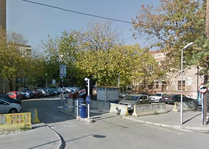 New 1 Bedroom In Center - Free Parking *