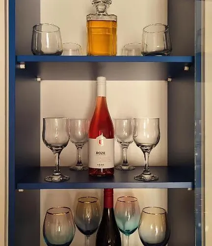 New 1 Bedroom In Center - Free Parking *