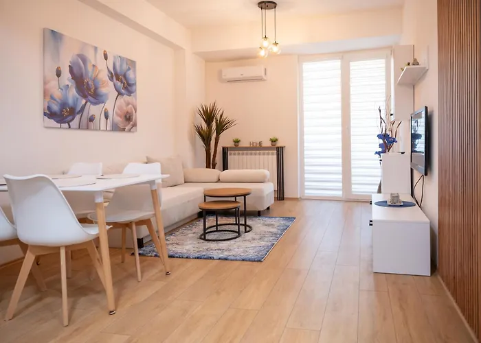 New 1 Bedroom In Center - Free Parking *