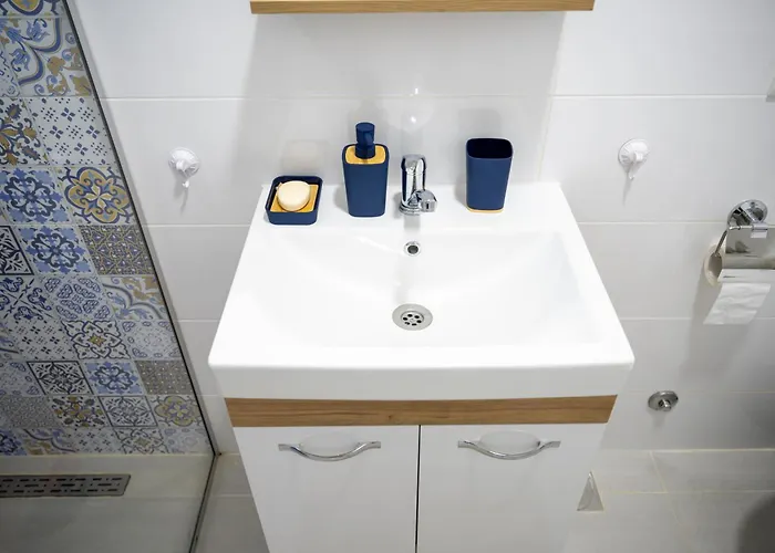 New 1 Bedroom In Center - Free Parking *